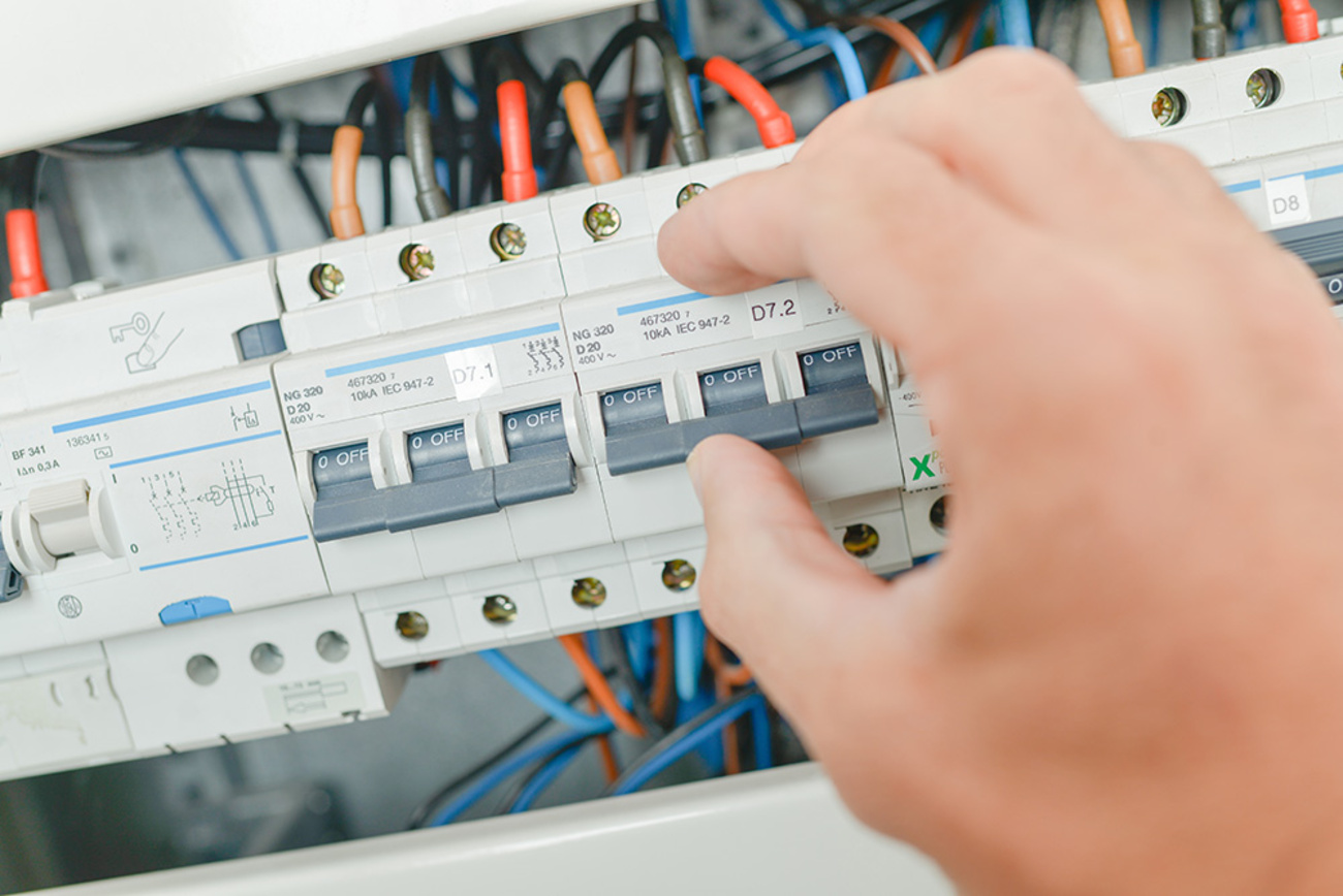 Elektro­installation bei E-U-B Elektrotechnik Uli Bär in Kastl